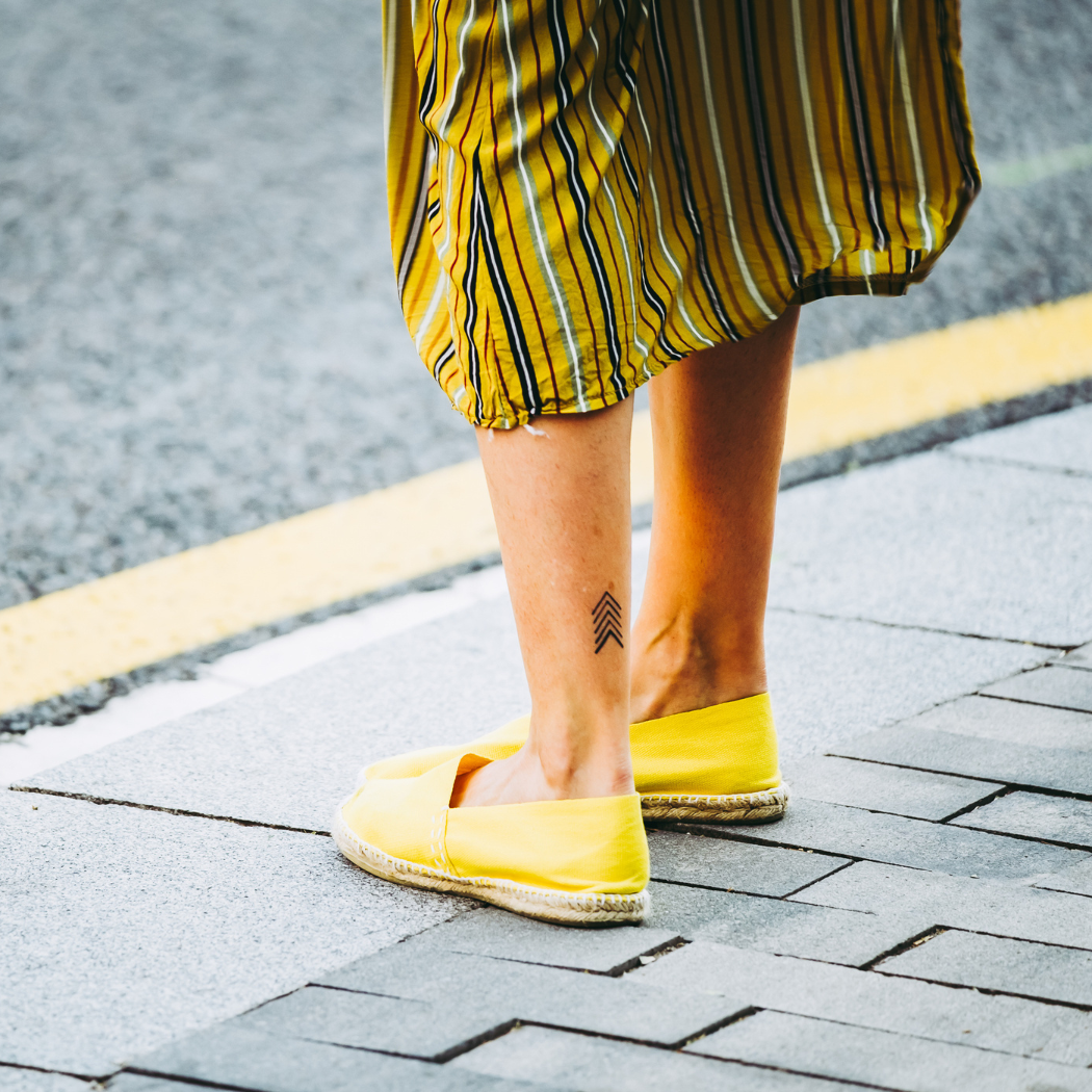 Nie wiesz, jak nosić espadryle? Te stylizacje odtworzysz w pięć minut
